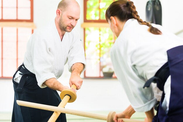 Homem mulher, tendo, aikido, espada, luta