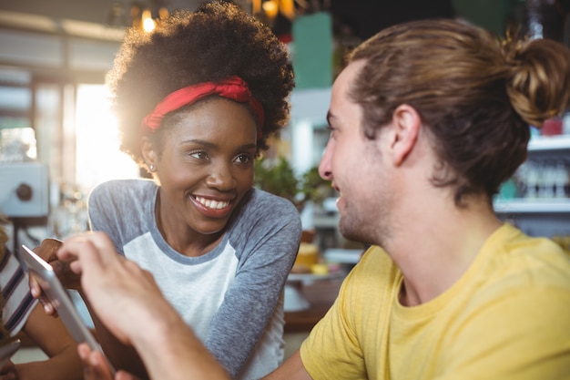 Foto homem mulher, usando telefone móvel