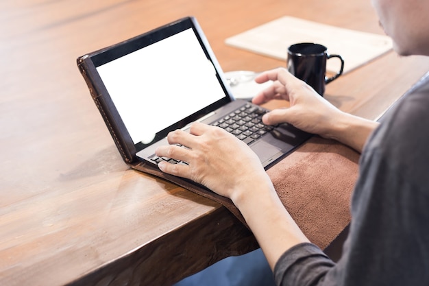 homem multitarefa usando laptop tablet e lphone inteligente conectando wifi no café
