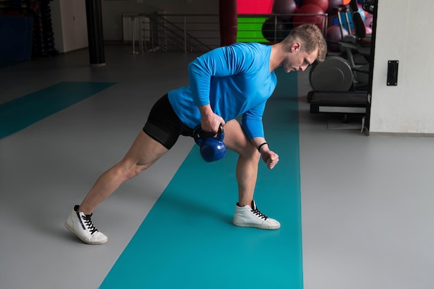 Homem muscular exercitando com kettlebell