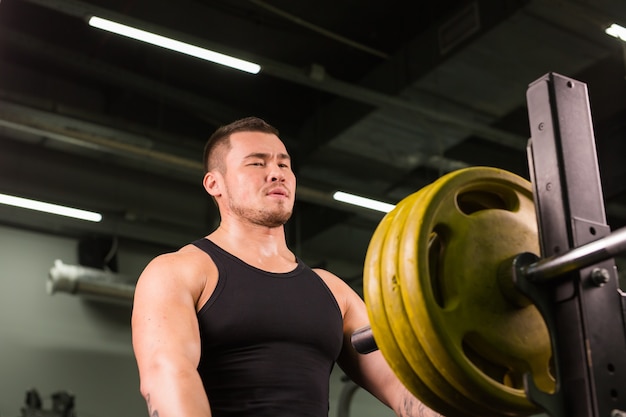 Homem musculoso bonito na academia