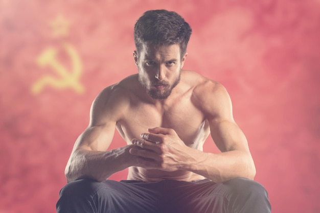 Homem musculoso com bandeira da URSS atrás