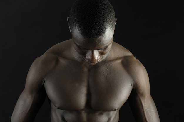 Homem musculoso com os braços estendidos.