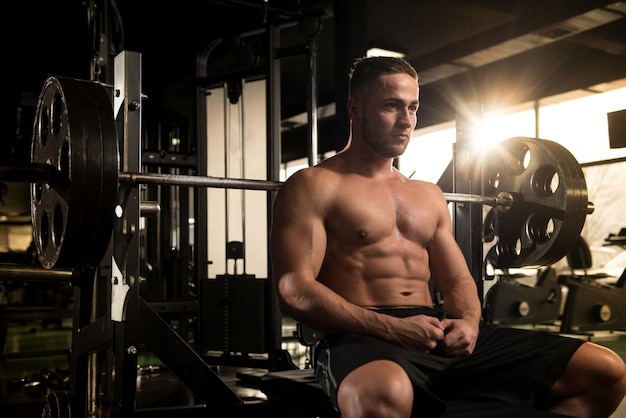 Homem musculoso descansando após o exercício