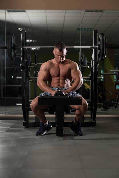 Homem musculoso descansando após o exercício