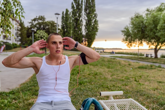 Homem musculoso durante seu treino ao ar livre