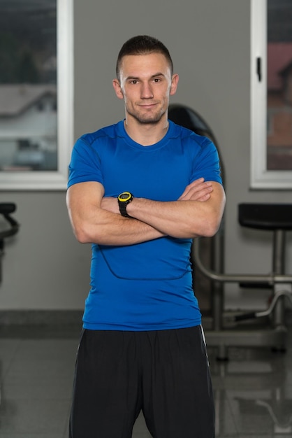 Foto homem musculoso em roupa esportiva no centro de fitness