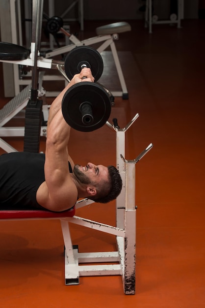 Homem musculoso exercitando tríceps