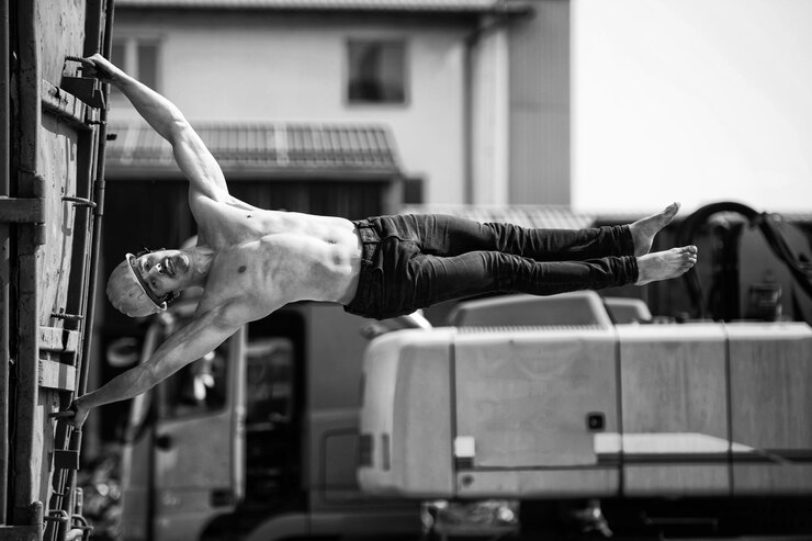 Foto homem musculoso fazendo exercício de bandeira humana