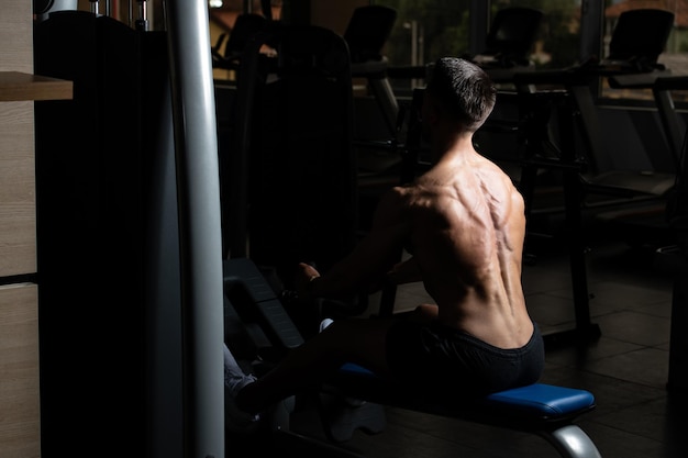 Homem musculoso fazendo exercícios de peso pesado para as costas