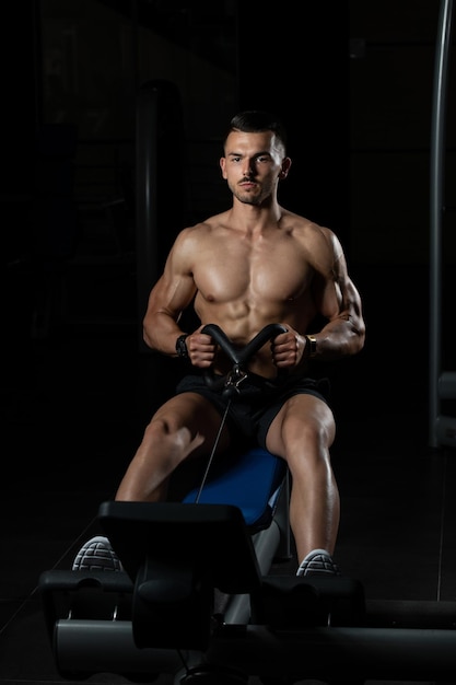 Homem musculoso fazendo exercícios de peso pesado para as costas