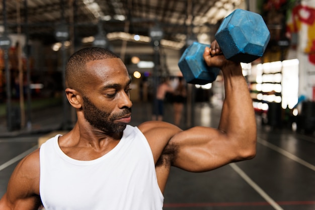 Homem musculoso na academia