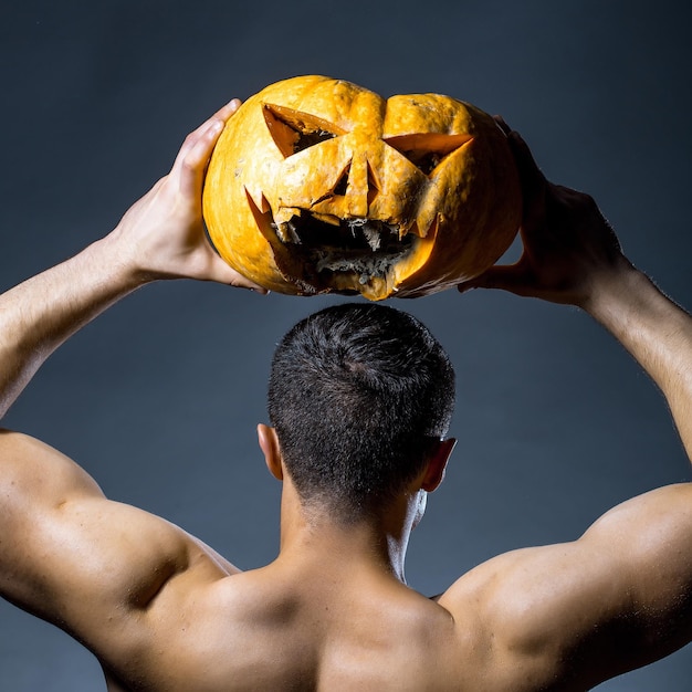 Homem musculoso na máscara com abóbora