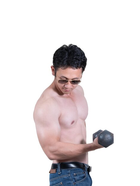 Foto homem musculoso sem camisa segurando um halter enquanto está de pé contra um fundo branco