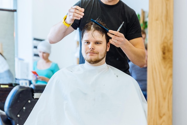 Homem na barbearia profissional