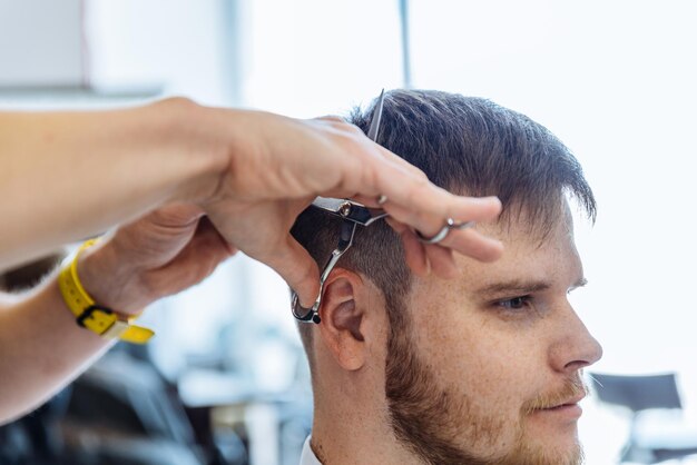 Homem na barbearia profissional