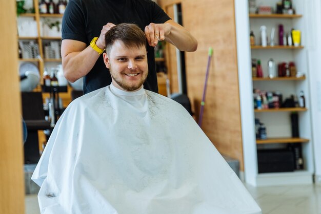 Homem na barbearia profissional