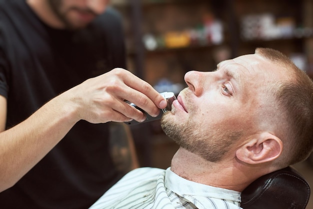 Homem na barbearia