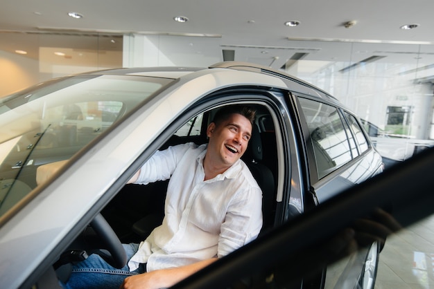 homem na concessionária de automóveis