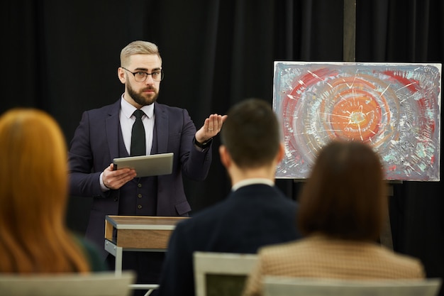 Foto homem na conferência de negócios