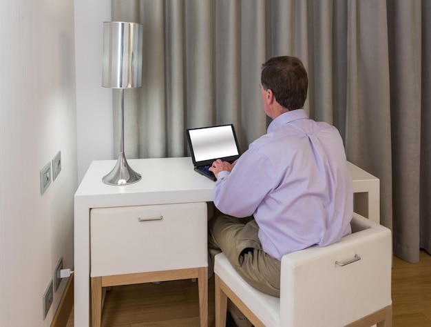 Homem na mesa branca e cadeiras no hotel