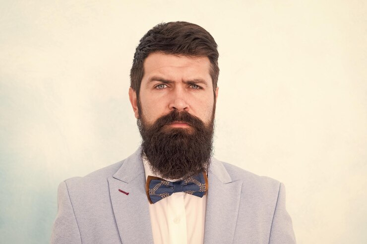 Foto homem na moda hipster usa gravata borboleta elegante cavalheiro elegante conceito de dia de casamento