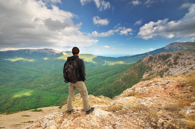 Homem na montanha. Composição da paisagem.