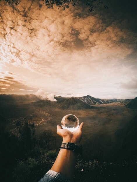 Foto homem na montanha contra o céu