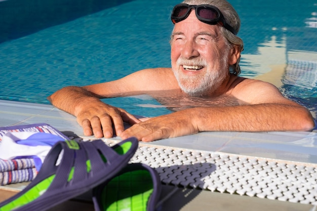 Homem na piscina.