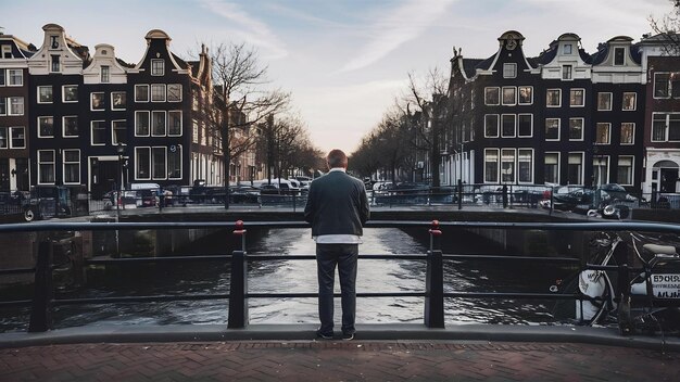 Foto homem na ponte em amsterdã ponte python