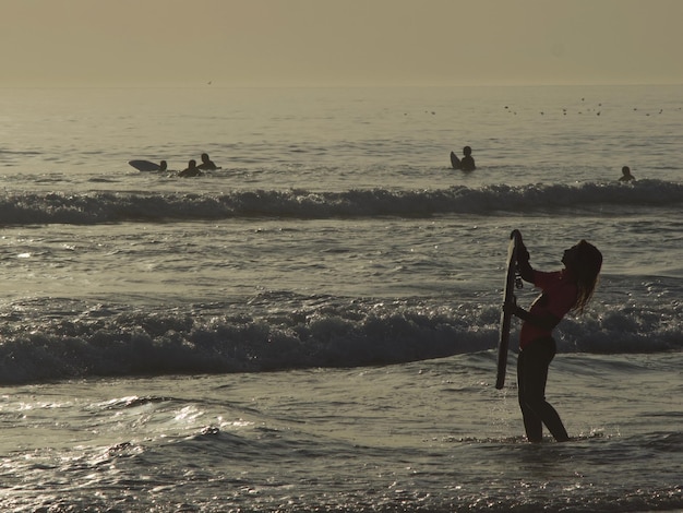 Foto homem na praia contra o mar