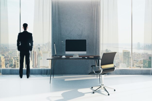 Homem na sala com local de trabalho