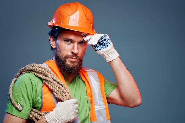 Homem na visão recortada da indústria de construção uniforme de trabalho