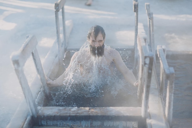 Homem nadando durante o inverno