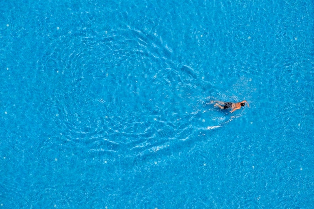 Homem nadando em uma vista superior da piscina