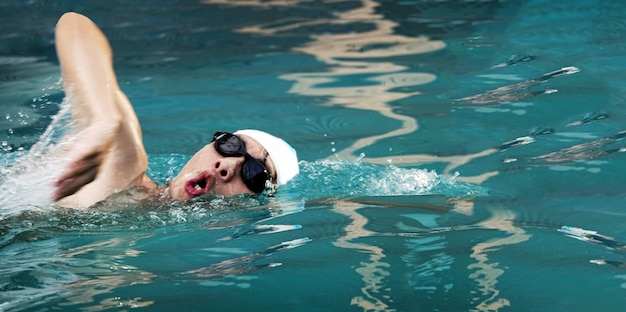 Homem nadando na piscina