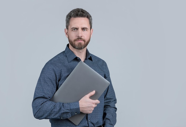 Homem não barbeado virtualmente conectado segurando laptop Cursos online Comunicação online