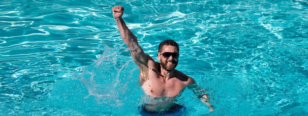 Homem nas férias de verão Tempo livre e dia de folga Homem bonito na piscina Festa na piscina Banner para espaço de cópia de cabeçalho Cartaz para web design