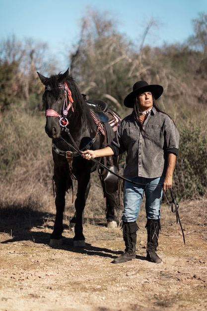 Foto homem nativo americano com seu cavalo