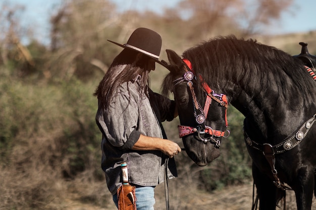 Foto homem nativo americano com seu cavalo