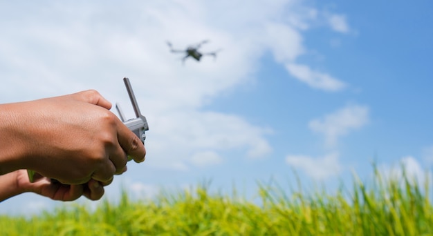 Homem navegando em um drone voador com controle remoto