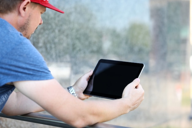 Homem navegando na internet com tablet