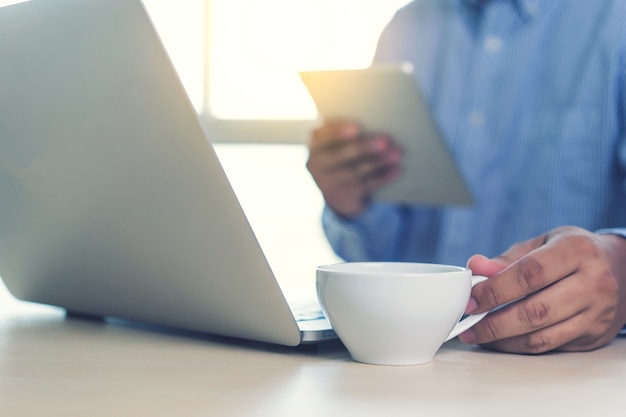 Homem negócio, é, usando computador portátil, em, loja café, sentando uma tabela