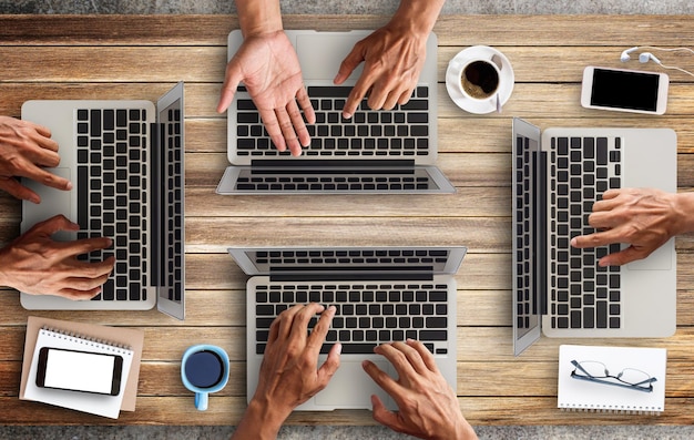 Homem negócio, mãos, usando, um, laptop