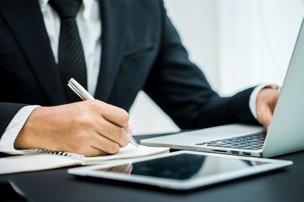 Foto homem negócio, trabalhando, em, escritório, de, seu, sucedido, trabalho equipe