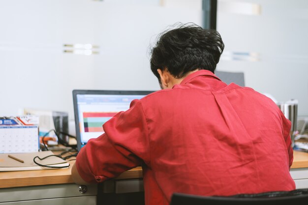 Homem negócio, trabalhando, em, escritório