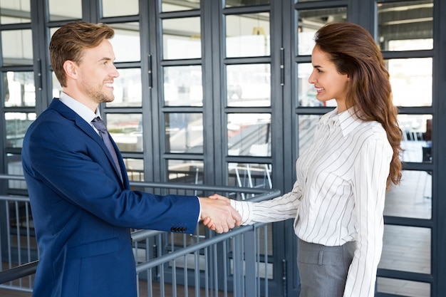 Homem negócios, apertar mão, com, executiva, em, escritório