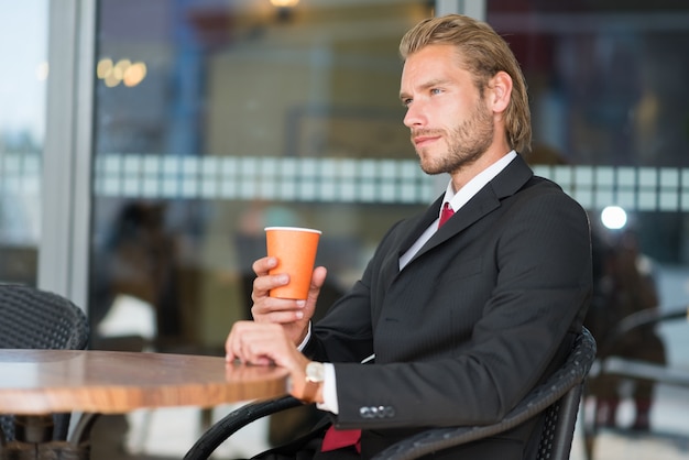 Homem negócios, café bebendo, enquanto, sentando, em, um, café