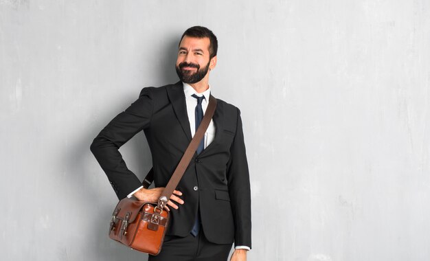 Homem negócios, com, barba, posar, com, braços quadril, e, sorrindo