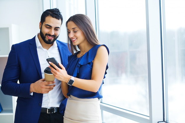 Homem negócios, com, femininas, colega, ou, cliente, em, escritório